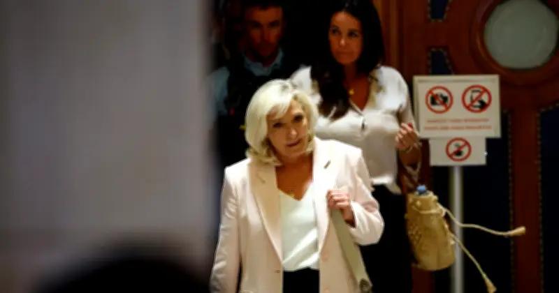 Marine Le Pen condamnée à un bracelet électronique, maintient sa candidature