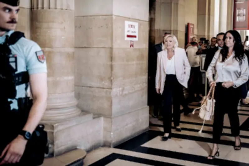 Marine Le Pen sous bracelet électronique : peut-elle faire campagne ?