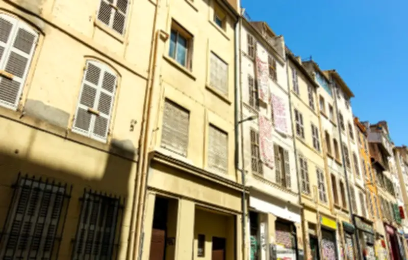 Marseille : évacuation de trois immeubles rue d'Aubagne après l'apparition de fissures