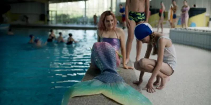 « Miss Mermaid » : la comédie aquatique d’Aloïse Sauvage entre absurdité et poésie