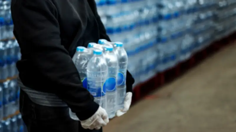 Packs d'eau interdits en août 2026 ? La rumeur démentie