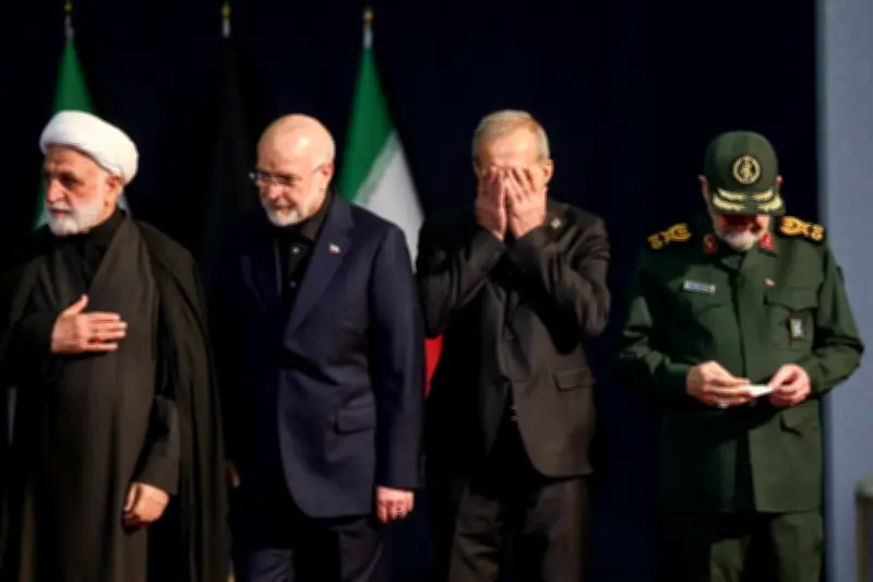 Pezeshkian se recueille devant la dépouille de Khamenei en Iran