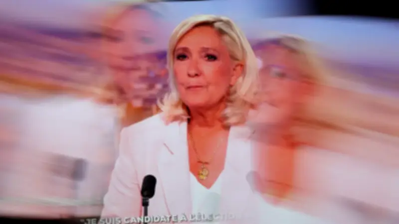 Présidentielle 2027: Marine Le Pen candidate, son bracelet électronique suspendu
