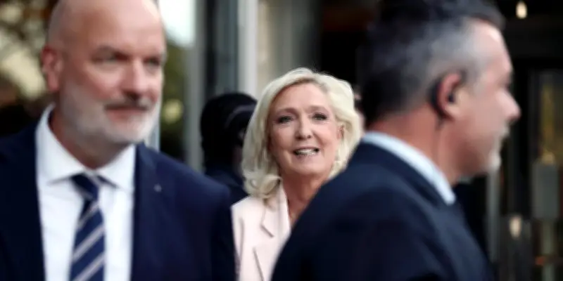 Réactions politiques après l'annonce de Marine Le Pen candidate en 2027
