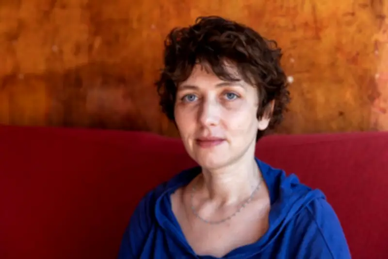 «Regarde» : Danna Starobinets, le lamento d'une mère pour son bébé mort-né