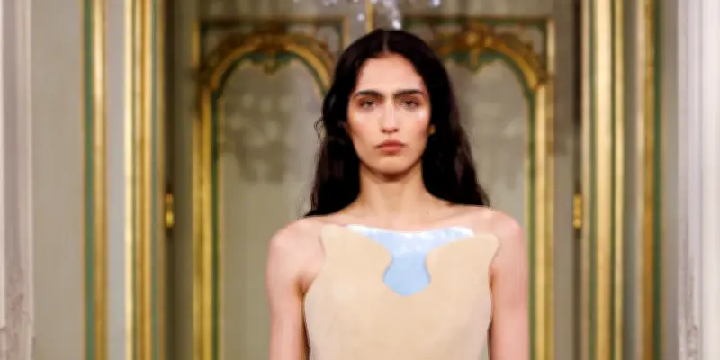 Standing Ground : premiers pas maîtrisés dans la haute couture
