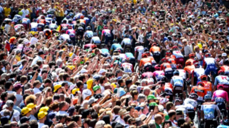 Tour de France 2026 : audiences records, blockbuster itinérant et bob Cochonou, la folie expliquée