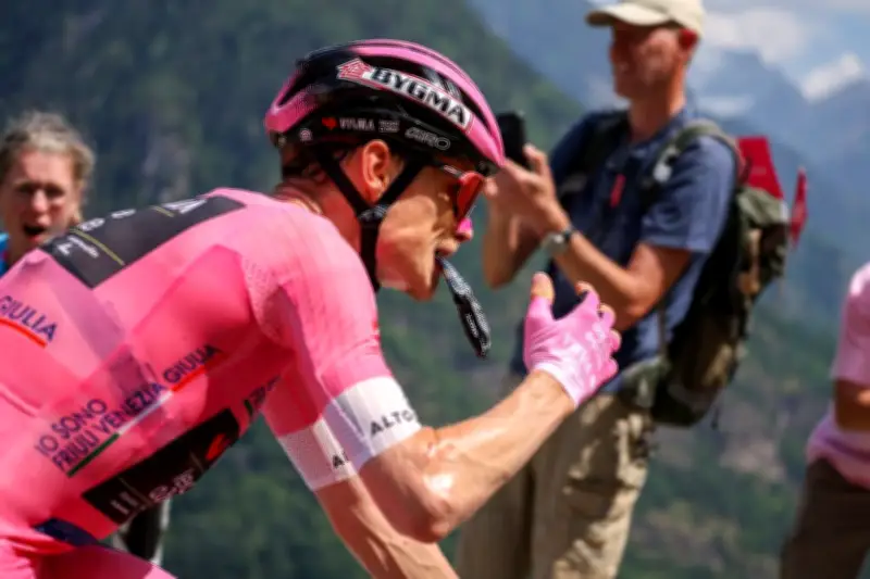 Tour de France : les coureurs accros aux glucides, gels et bonbons