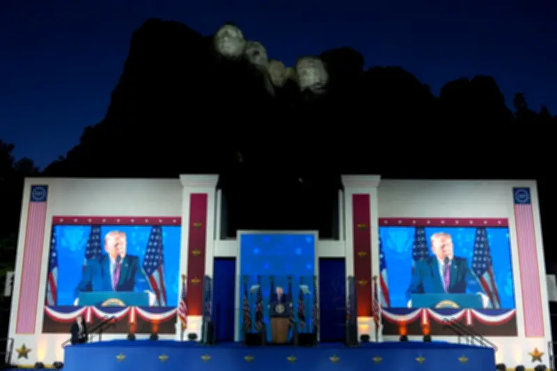 Trump : un discours en carton face aux pierres du mont Rushmore