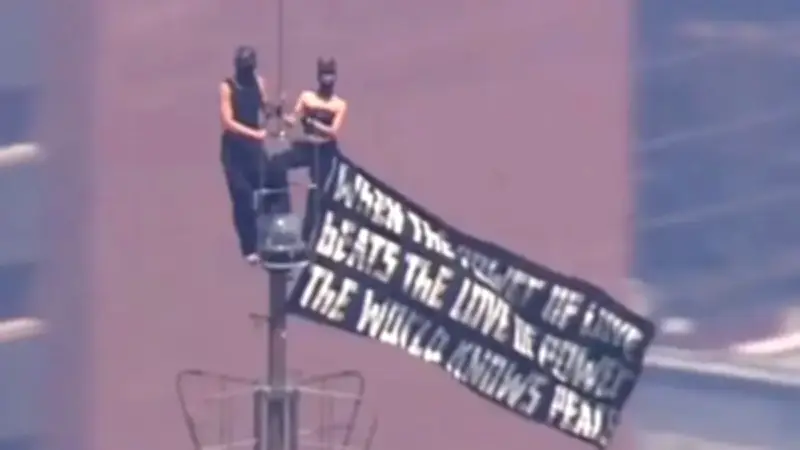 Un couple grimpe l'Empire State Building déguisé en chats pour la paix