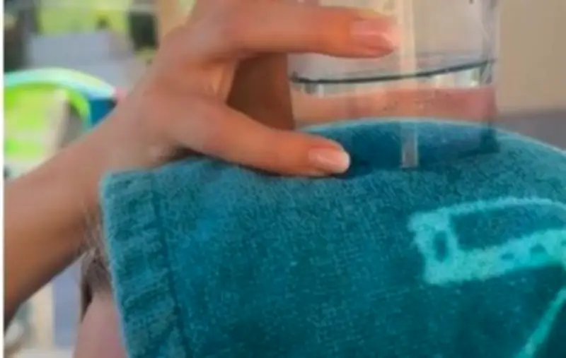 Verre d'eau retourné sur la tête : une fausse bonne idée contre l'insolation