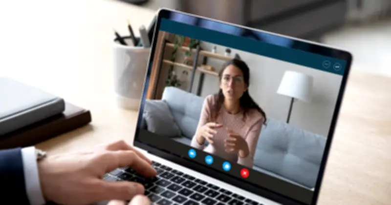 Woebot : le chatbot thérapeutique cesse ses activités après huit ans