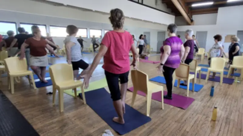 Yoga sur chaise : une quinzaine de participantes à Rodilhan