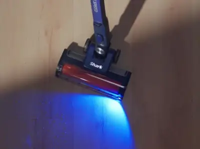 Aspirateur balai Shark à 10% de réduction : il détecte la poussière