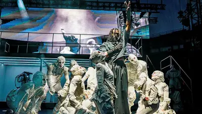 Damso électrise les Arènes de Nîmes avec un show dystopique