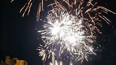 Festivités estivales à Aigues-Mortes : feux, cirque et cinéma en plein air