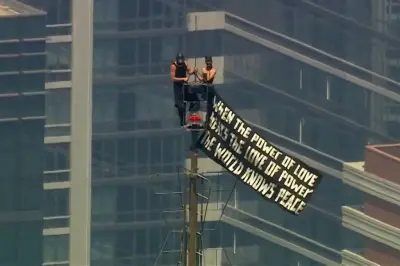 Influenceurs déploient une banderole au sommet de l'Empire State Building