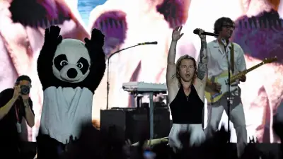 Julien Doré célèbre 20 ans d'amour avec Nîmes lors d'un concert aux arènes