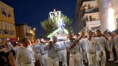 Marée humaine pour la procession nocturne de Saint Pierre à Sète