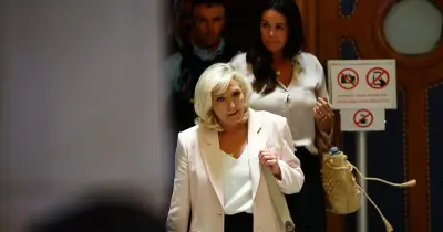 Marine Le Pen condamnée à un bracelet électronique, maintient sa candidature