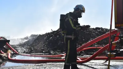 Milhaud : les pompiers luttent toujours contre l'incendie de Bennes 30