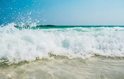 Six boules métalliques suspectes échouées sur des plages australiennes