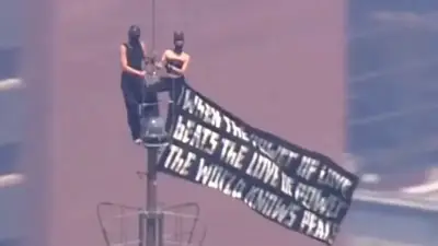 Un couple grimpe l'Empire State Building déguisé en chats pour la paix