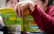 Agnès, 9 ans, passe le brevet des collèges en candidate libre