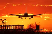 Canicule : Vueling conseille de prendre l'avion pour fuir la chaleur