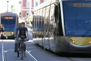 Cycliste coincé sous un tramway à Nice : il s'en sort quasi indemne