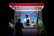 Jaha Koo, artiste multicarte, mêle théâtre et gastronomie à Avignon