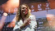 Julien Doré enflamme les arènes de Lunel : un show spectaculaire