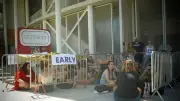 À l'aube, les fans de Matt Pokora campent déjà devant les arènes de Lunel