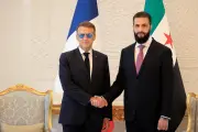 Macron sain et sauf après des explosions à Damas, visite continue