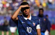 Mbappé, capitaine exemplaire, guide les Bleus vers un nouveau sacre