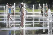 À Nice, le miroir d'eau fait de l'ombre à la plage en pleine canicule