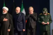 Pezeshkian se recueille devant la dépouille de Khamenei en Iran