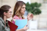 Porte-parole du gouvernement tacle Bruno Retailleau sur les dates de la présidentielle