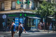 TikTok transforme certaines pharmacies parisiennes en étapes touristiques