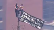 Un couple grimpe l'Empire State Building déguisé en chats pour la paix