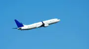 Un passager tente d’ouvrir la porte d’un avion en plein vol, le pilote fait demi-tour